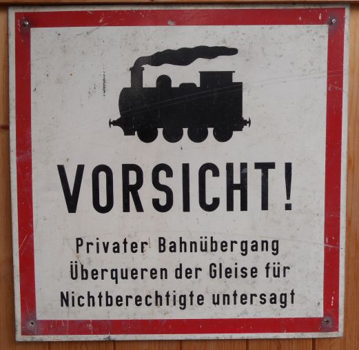 Vorsicht! Privater Bahnübergang